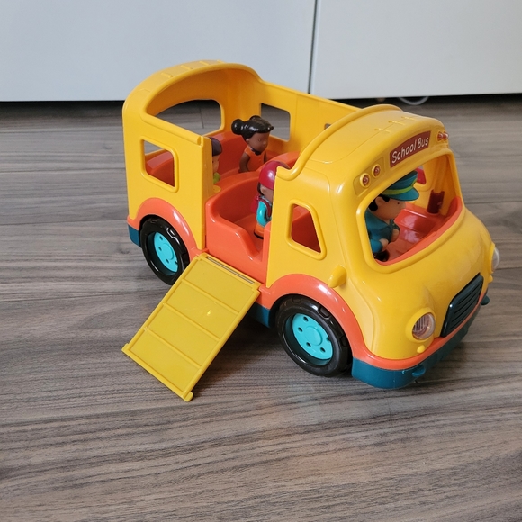 Battat Bus with kids - Picture 2 of 5